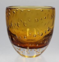 Auktion 354 / Los 10018 <br>Kunstglas-Schale, bernsteinfarben mit Luftblasen, H-11,8cm D-11,5cm