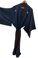 Auktion 354 / Los 13016 <br>Antiker japanischer langer Herren  Kimono aus schwarzer Seide und Baumwolle mit indigoblauem Baumwollfutter, mit Gürtel, L-159 cm, Schulter ca. 66 cm