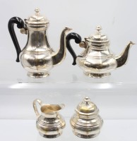 Auktion 354 / Los 15044 <br>Kaffee-Tee-Set, älter, Messing versilbert, Holzgriffe, ungemarkt, Kaffee H-20cm