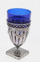 Auktion 354 / Los 11043 <br>Becherhalter, Silber (gepr.), blauer Glaseinsatz, 108,3gr., ca. H-12cm, Glas geklebt