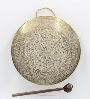 Auktion 354 / Los 15525 <br>Messing-Gong, asiat. Schriftzeichen, ca. D-30cm