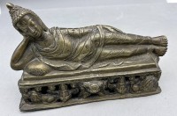 Auktion 354 / Los 15534 <br>liegender Buddha, Bronze, H-14 cm, L-23 cm