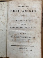 Auktion 354 / Los 3007 <br>"Synonymia Medicaminum" Leipzig 1851, in Latein, Altersspuren, 17,5x10,5 cm, Seiten tw. fleckig,