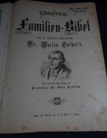 Auktion 354 / Los 3021 <br>grosse illustrierte Familien Bibel nach Luther um 1890, mit Eintragungen einer Familie aus Bulach/Zürich, Bindung tw. lose, Einband beschädigt, Alters-u. Gebrauchsspuren, 31x23 cm, H-9,5 cm