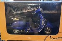 Auktion 354 / Los 16035 <br>Vespa Motorroller 1:12 in OVP blau