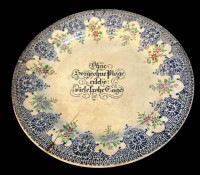 Auktion 354 / Los 9018 <br>gr. Teller mit Hausspruch "Villeroy&amp;Boch" Dresden, Altriss und Altersspuren, D-29 cm