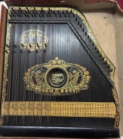 Auktion 354 / Los 16043 <br>grosse Vaqlsonora Zither, Altersspuren, 49x42 cm