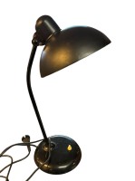 Auktion 354 / Los 16052 <br>schwarze Bürolampe, wohl Kaiser, Metall, schwarz lackiert, guter Zustand