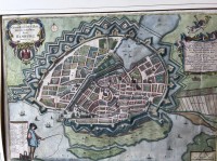 Auktion 354 / Los 5026 <br>Johannes MEJER (1606-1674) , "Grundriss der edlen, weltberumbten Statt Hamburg" (1651) handcoloriert, gerahmt, Glas fehlt, Läsuren, RG