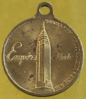 Auktion 355 / Los 6000 <br>Medaille "Empire state building" worls tallest building (bis 1972) als Anhänger, D-3 cm