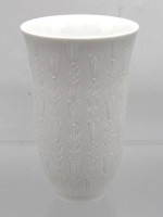 Auktion 355 / Los 8004 <br>kl. Relief-Vase, Rosenthal studio-linie, Weißporzellan, H-13cm