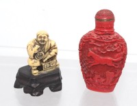 Auktion 355 / Los 15510 <br>kl. Kunstmassefigur sowie Snuff-Bottle, Rotlack, leider beschädigt, ca. H-8cm