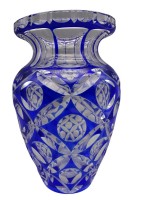 Auktion 355 / Los 10011 <br>gr. Kristallvase mit Schliff, blau überfangen, H- 24 cm