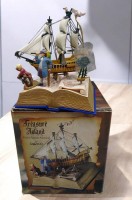 Auktion 355 / Los 16008 <br>Spieluhr "Treasure Island" von Enesco, in OVP, Kunststoffe, H-17 cm