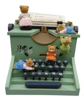 Auktion 355 / Los 16010 <br>Spieluhr, Schreibmaschine mit Teddys aus Holz, Melodie "Frere Jaques", 16x18 cm