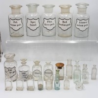 Auktion 355 / Los 10015 <br>25 x diverse Glas- Apothekergefäße ,