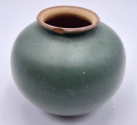 Auktion 355 / Los 9010 <br>Handaebeit-Keramikvase, Rand mit Abplatzer, H-12 cm, D-14 cm, gemarkt