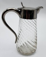 Auktion 355 / Los 10024 <br>kl. Portionms-Weinkrug, geriffeltes Glas, vernickelte Montur, ca. 1/4 L., H-15,5 cm