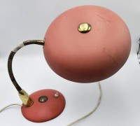 Auktion 355 / Los 16037 <br>Tischlampe um 1970, rot lackierter runder Schirm mit biegbaren Schaft, ungepflegter Kellerfund, Schirm D-26 cm