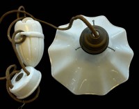 Auktion 355 / Los 16038 <br>Küchenlampe, Überfangglasschirm mit Porzellan-Zug und alter Stoff-Schnur, D-25 cm