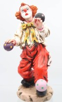 Auktion 355 / Los 15039 <br>jonglierender Clown, Italien, gemarkt, Kunstmasse, an den Händen beschädigt, ca. H-33cm