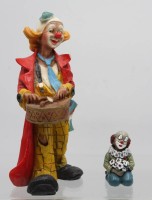 Auktion 355 / Los 15040 <br>2x div. Clown-Figuren, wohl beides Gilde, Trommler beschädigt, ca. H-18cm u. 6cm