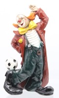 Auktion 355 / Los 15044 <br>Figur, Clown mit Fussball, Vivien gemarkt, ca. H-27cm