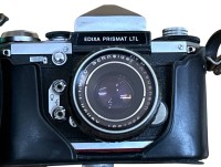 Auktion 355 / Los 16049 <br>Fotoapparat Edixa Prismat LTL mit Objektiv Xenon 1:9/50, Ledertasche eine Naht offen