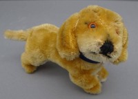 Auktion 355 / Los 12026 <br>junger Hund von Steiff, keine ID, H-10 cm