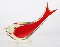 Auktion 355 / Los 10044 <br>gr. Murano Fisch auf klaren Sockel, rot/klar, H-18 cm, L-24 cm