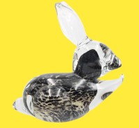 Auktion 355 / Los 10045 <br>Kunstglas Hase "FM" Sweden, H-16 cm, L-17 cm