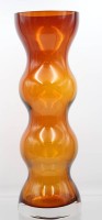 Auktion 355 / Los 10066 <br>hohe Amber-Glasvase, wohl Tschechei, klarer Stand, H-37 cm