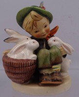 Auktion 355 / Los 9047 <br>Hummel Figur "Junge mit Hasen", H-11 cm