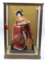 Auktion 355 / Los 15530 <br>Geisha-Puppe in Schaukasten, wohl 50/60er Jahre, Kasten H-55cm B-38cm T-29cm