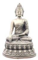 Auktion 355 / Los 15545 <br>Buddha auf Lotusthron, wohl Bronze versilbert, 20. Jhd., Bodenplatte aus Kupfer, ca. H-21,2cm