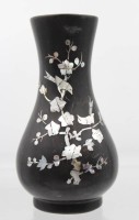 Auktion 355 / Los 15548 <br>japansiche Lackvase mit Perlmutteinlagen, ca. H-14cm, Altersspuren