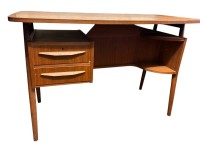 Auktion 355 / Los 14006 <br>Dänischer kl. Schreibmaschinentisch, gestempelt Denmark-Tieber gaard Desk von Gunnar Nielsen, gut berhalten, Platte etwas fleckig, H-72 cm, B109 cm, T-55 cm,