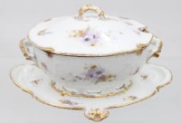 Auktion 356 / Los 8003 <br>kl,. Deckelterrine,  frühes Rosenthal Sanssouci, Goldzier und aufwendige Blumenbemalung, um 1900, H-12,5cm B-23,5cm