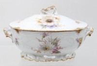 Auktion 356 / Los 8004 <br>Deckelterrine,  frühes Rosenthal Sanssouci, Goldzier und aufwendige Blumenbemalung, um 1900,  H-14,5cm B-28cm