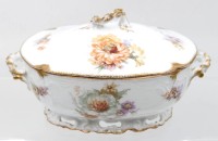 Auktion 356 / Los 8005 <br>Deckelterrine,  frühes Rosenthal Sanssouci, Goldzier und aufwendige Blumenbemalung, um 1900,  H-14,5cm B-28cm