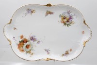 Auktion 356 / Los 8011 <br>gr. ovale Platte, frühes Rosenthal Sanssouci, Goldzier und aufwendige Blumenbemalung, um 1900, leider 1x bestossen, ca. 42,5 x 28cm