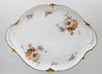 Auktion 356 / Los 8012 <br>gr. ovale Platte, Goldzier und aufwendige Blumenbemalung, um 1900, ca. 46 x 35cm,. leider graue Spuren mittig ?