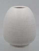 Auktion 356 / Los 9001 <br>Vase, Bontjes van Beek, weisse Glasur u. Craquelée, H-13,9cm