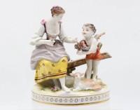 Auktion 356 / Los 8015 <br>Figurengruppe, Älteste Volkstedt, Dame mit Putto, bemalt, guter Zustand, H-14,5cm B-12,8cm