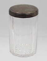 Auktion 356 / Los 11003 <br>Deckeldose, Glas mit Sterlingdeckel, London, um 1860, Deckel 17,2gr., Glas am Stand kl. Chip, H-9cm