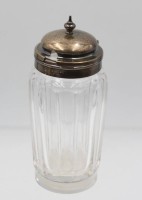 Auktion 356 / Los 11004 <br>Senftopf o.ä., Glas mit Sterlingmontur, Birmingham, Henry Manton, um 1906, ca. H-12cm, Montur mit kl. Druckstellen