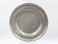 Auktion 356 / Los 15014 <br>runde tiefe Platter, Zinn, Namensgravur"Gabriel Gerber" und Datierung 1828.,