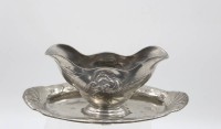 Auktion 356 / Los 15024 <br>Zinn-Sauciere, Jugendstil, Modelnr. 293, H-9,8cm B-24,5cm