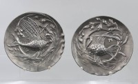 Auktion 356 / Los 15028 <br>2x Jugendstil. Zinnteller, je mit Reliefdekor, Fische, ungemarkt, je D-20cm