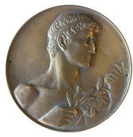 Auktion 356 / Los 15037 <br>runde Bronzeplakette mit  Jüngling, D-11,5 cm